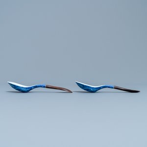 Five Chinese blue and white and polychrome 'dragon' spoons, 19/20th C. — photo 7