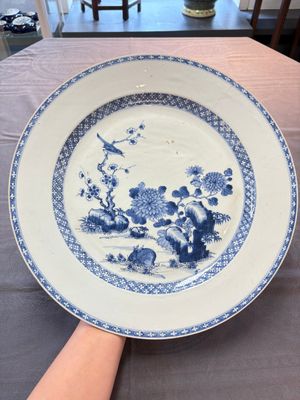 Five Chinese blue and white 'birds and flowers' and 'peony scroll' plates and dishes, 18/19th C. — 照片 1
