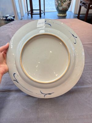 Five Chinese blue and white 'birds and flowers' and 'peony scroll' plates and dishes, 18/19th C. — 照片 11