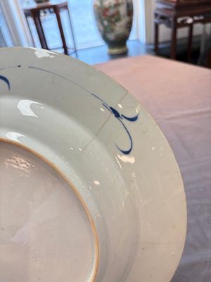 Five Chinese blue and white 'birds and flowers' and 'peony scroll' plates and dishes, 18/19th C. — 照片 12
