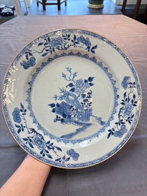 Five Chinese blue and white 'birds and flowers' and 'peony scroll' plates and dishes, 18/19th C. — 照片 13