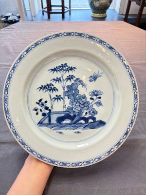 Five Chinese blue and white 'birds and flowers' and 'peony scroll' plates and dishes, 18/19th C. — 照片 16