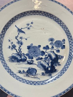 Five Chinese blue and white 'birds and flowers' and 'peony scroll' plates and dishes, 18/19th C. — 照片 2