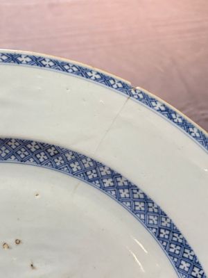 Five Chinese blue and white 'birds and flowers' and 'peony scroll' plates and dishes, 18/19th C. — 照片 3