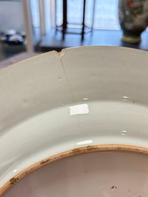 Five Chinese blue and white 'birds and flowers' and 'peony scroll' plates and dishes, 18/19th C. — 照片 5