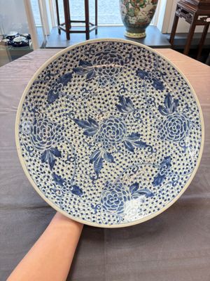 Five Chinese blue and white 'birds and flowers' and 'peony scroll' plates and dishes, 18/19th C. — 照片 7