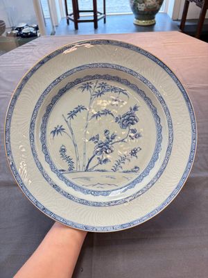 Five Chinese blue and white 'birds and flowers' and 'peony scroll' plates and dishes, 18/19th C. — 照片 9