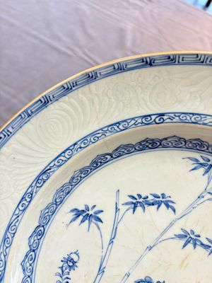 Five Chinese blue and white 'birds and flowers' and 'peony scroll' plates and dishes, 18/19th C. — 照片 10