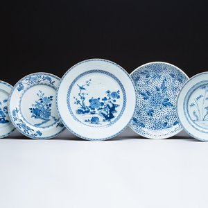 Five Chinese blue and white 'birds and flowers' and 'peony scroll' plates and dishes, 18/19th C. — 照片 1