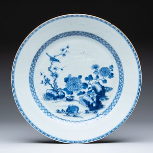 Five Chinese blue and white 'birds and flowers' and 'peony scroll' plates and dishes, 18/19th C. — 照片 2