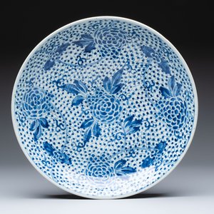 Five Chinese blue and white 'birds and flowers' and 'peony scroll' plates and dishes, 18/19th C. — 照片 4