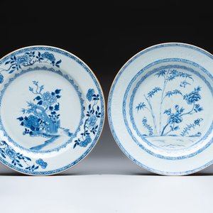 Five Chinese blue and white 'birds and flowers' and 'peony scroll' plates and dishes, 18/19th C. — 照片 6