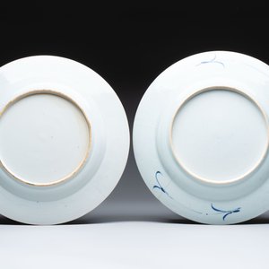 Five Chinese blue and white 'birds and flowers' and 'peony scroll' plates and dishes, 18/19th C. — 照片 7
