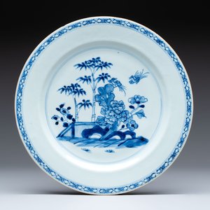 Five Chinese blue and white 'birds and flowers' and 'peony scroll' plates and dishes, 18/19th C. — 照片 8
