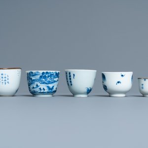Five Chinese blue and white 'Bleu de Hue' cups for the Vietnamese market, 19th C. — 照片 4