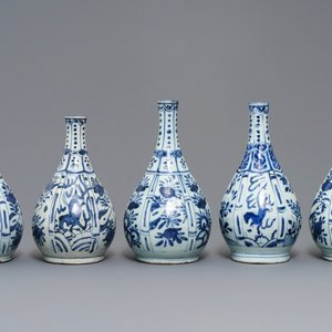 Five Chinese blue and white bottle vases, Wanli — 照片 1