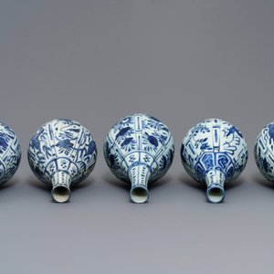 Five Chinese blue and white bottle vases, Wanli — 照片 6