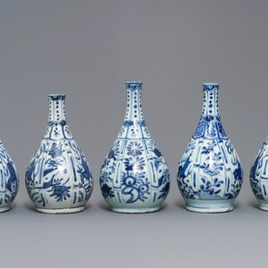 Five Chinese blue and white bottle vases, Wanli — photo 3