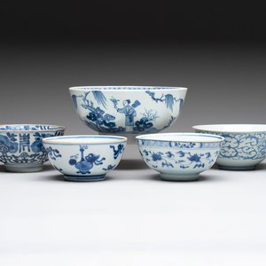 Five Chinese blue and white bowls, Kangxi and later — 照片 1