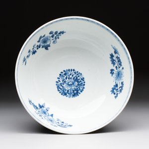 Five Chinese blue and white bowls, Kangxi and later — 照片 18