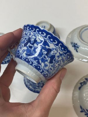 Five Chinese blue and white cups and four saucers with boys carrying a vase, Kangxi mark, Guangxu — foto 8
