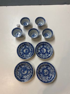 Five Chinese blue and white cups and four saucers with boys carrying a vase, Kangxi mark, Guangxu — 照片 1
