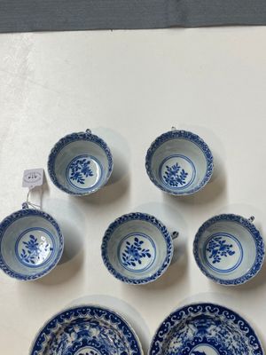 Five Chinese blue and white cups and four saucers with boys carrying a vase, Kangxi mark, Guangxu — 照片 3