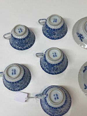 Five Chinese blue and white cups and four saucers with boys carrying a vase, Kangxi mark, Guangxu — 照片 6