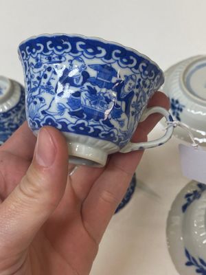 Five Chinese blue and white cups and four saucers with boys carrying a vase, Kangxi mark, Guangxu — 照片 7