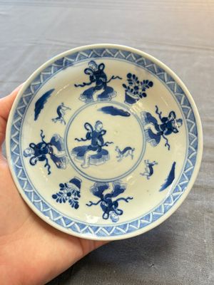 Five Chinese blue and white cups and saucers, Kangxi mark, 19th C. — 照片 1