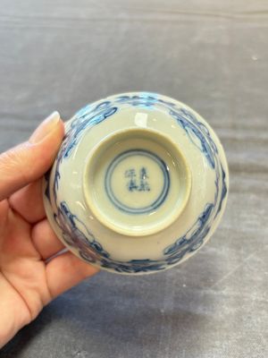 Five Chinese blue and white cups and saucers, Kangxi mark, 19th C. — 照片 22