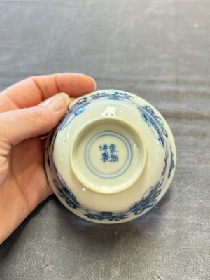 Five Chinese blue and white cups and saucers, Kangxi mark, 19th C. — 照片 40