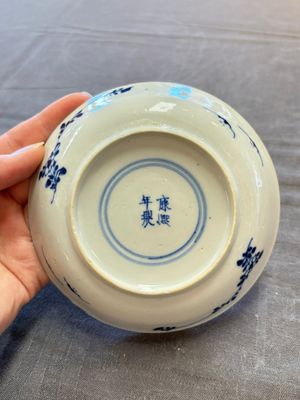 Five Chinese blue and white cups and saucers, Kangxi mark, 19th C. — 照片 6
