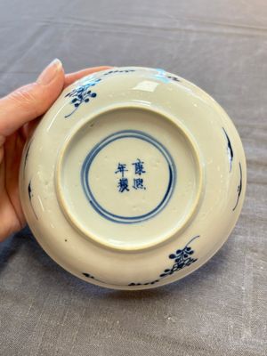 Five Chinese blue and white cups and saucers, Kangxi mark, 19th C. — 照片 8