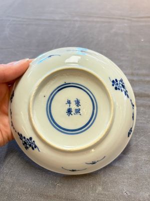 Five Chinese blue and white cups and saucers, Kangxi mark, 19th C. — 照片 10