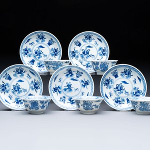 Five Chinese blue and white cups and saucers, Kangxi mark, 19th C. — 照片 1