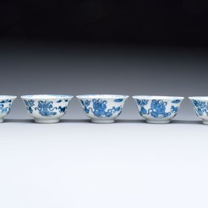 Five Chinese blue and white cups and saucers, Kangxi mark, 19th C. — 照片 8