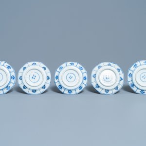 Five Chinese blue and white cups and saucers, Kangxi mark, 19th C. — photo 3