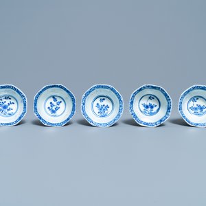 Five Chinese blue and white cups and saucers, Kangxi mark, 19th C. — photo 8