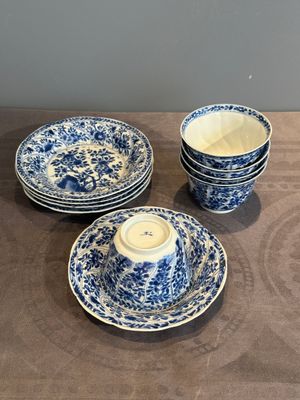 Five Chinese blue and white cups and saucers with floral design, Yu 玉 mark, Kangxi — photo 1