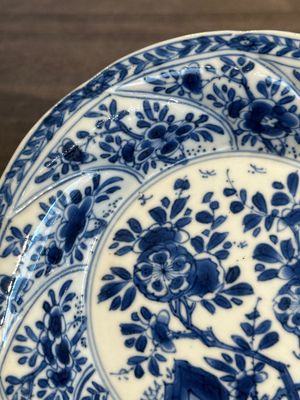 Five Chinese blue and white cups and saucers with floral design, Yu 玉 mark, Kangxi — photo 12