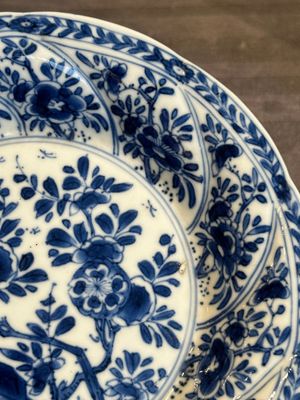 Five Chinese blue and white cups and saucers with floral design, Yu 玉 mark, Kangxi — photo 13
