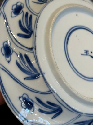 Five Chinese blue and white cups and saucers with floral design, Yu 玉 mark, Kangxi — photo 17