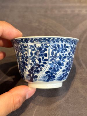 Five Chinese blue and white cups and saucers with floral design, Yu 玉 mark, Kangxi — photo 2