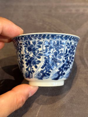 Five Chinese blue and white cups and saucers with floral design, Yu 玉 mark, Kangxi — photo 3
