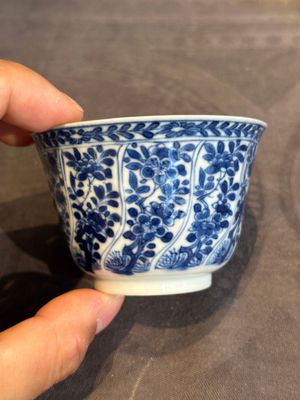 Five Chinese blue and white cups and saucers with floral design, Yu 玉 mark, Kangxi — photo 4