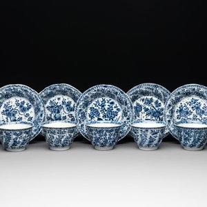 Five Chinese blue and white cups and saucers with floral design, Yu 玉 mark, Kangxi — photo 1