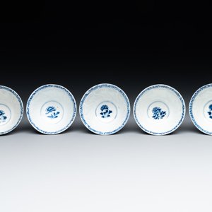 Five Chinese blue and white cups and saucers with floral design, Yu 玉 mark, Kangxi — photo 11