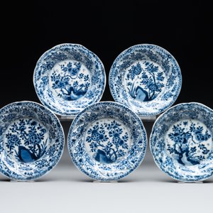 Five Chinese blue and white cups and saucers with floral design, Yu 玉 mark, Kangxi — photo 2