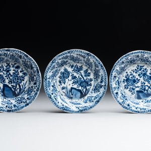 Five Chinese blue and white cups and saucers with floral design, Yu 玉 mark, Kangxi — photo 3